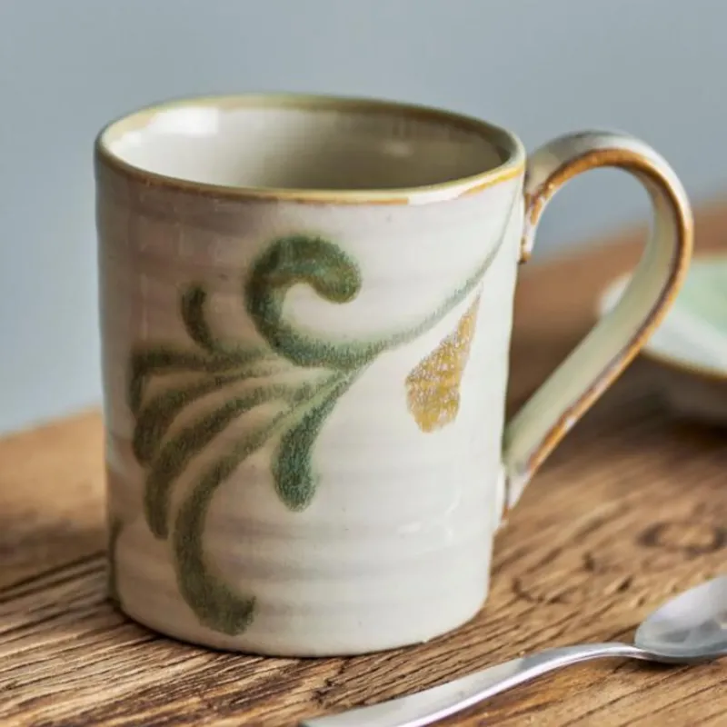 Becher aus Steingut mit Pflanzenmotiv