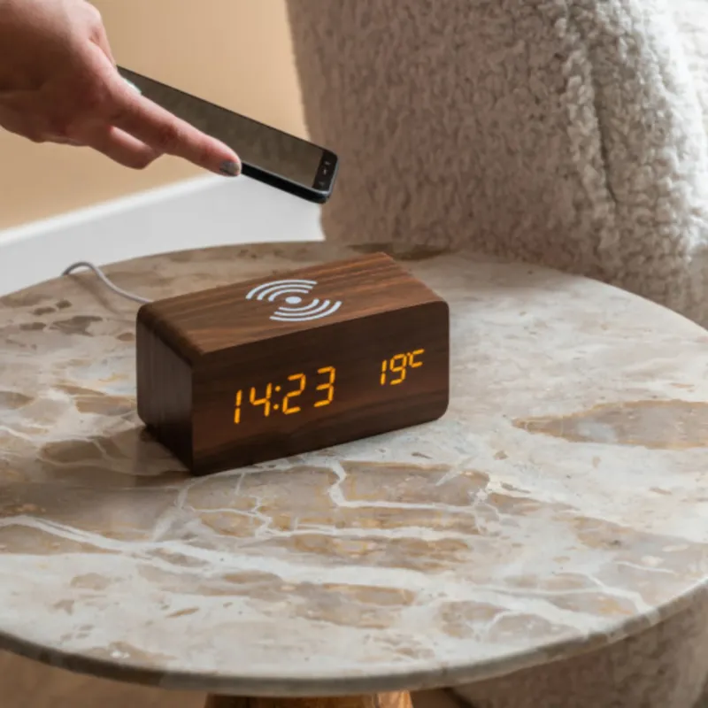 Weckerblock mit Telefonladegerät LED Dunkles Holz - Karlsson