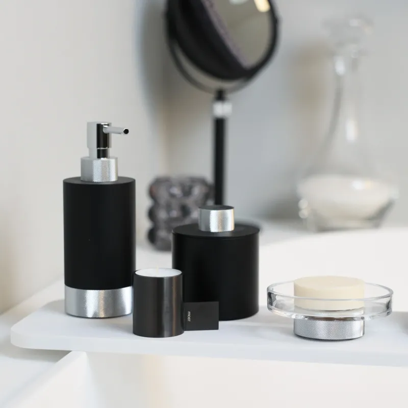 Minimalistische Wannenauflage - zeitloses Design in Weiß matt - dekoriert mit edlen Accessoires von Decor Walther aus der Serie Club in schwarz